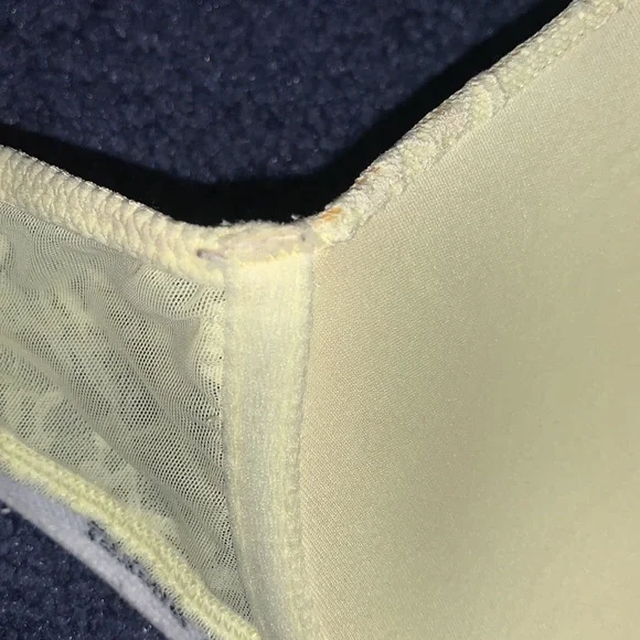 2 Victoria’s Secret bras - Picture 11 of 11